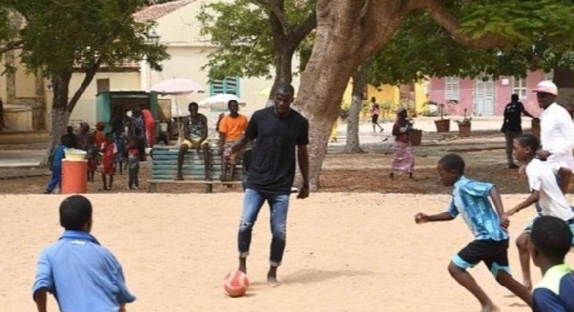 Koulibaly e il figlio giocano con i bambini in Senegal [FOTO]