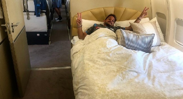 Napoli in viaggio verso Miami, Mertens si gode il letto sull'aereo [FOTO]