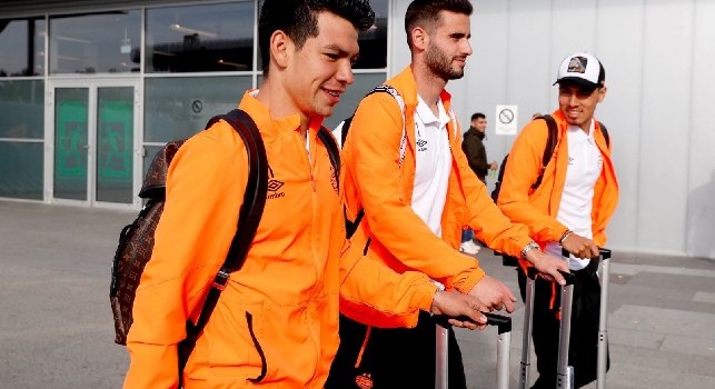 Lozano in partenza col Psv verso Haugesund: il messicano sorridente all'aeroporto [VIDEO]