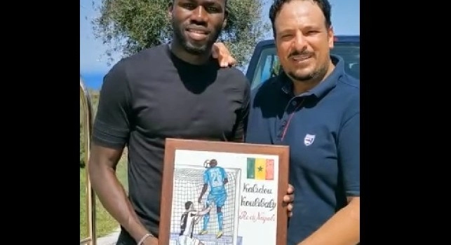 Koulibaly, targa celebrativa dal Club Napoli isola d'Ischia per il gol al Juventus Stadium [VIDEO]