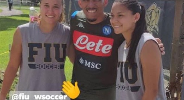 Allan sorride con due calciatrici della FIU Women's Soccer in Florida [FOTO]