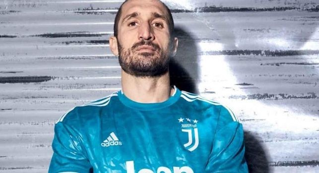 La Juventus “ruba” l'azzurro, tifosi Napoli arrabbiati. Iannicelli: Come vendicare la terribile onta cromatica?