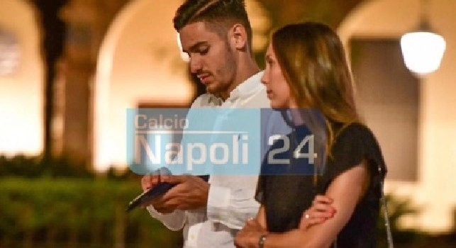 Meret e la fidanzata, relax ad Amalfi tra l'affetto dei tifosi [FOTO CN24]