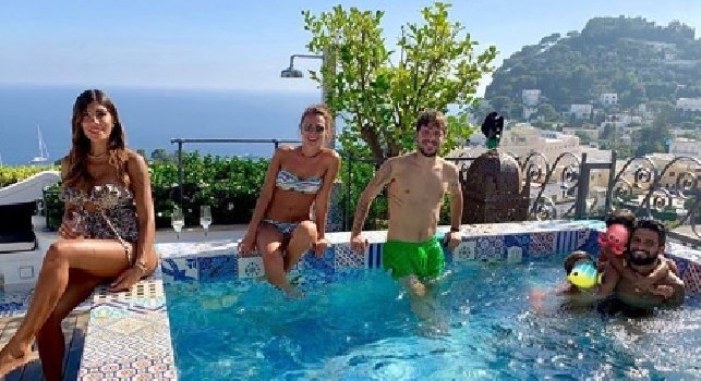 Verdi ed Insigne, realx a Capri con tutta la famiglia al completo: lo scatto postato sui social [FOTO]