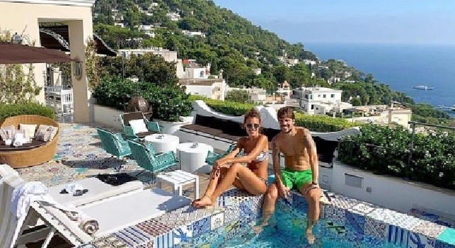 Relax a Capri per la coppia Simone Verdi-Laura Della Villa: l'attaccante azzurro a bordo piscina [FOTO]
