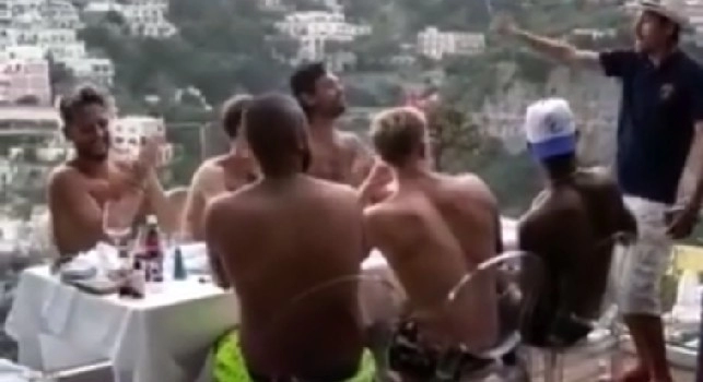 Mertens a Positano, il tenore napoletano Gambi gli dedica 'Abbracciame' e 'Sar&ograve; con te'! [VIDEO]