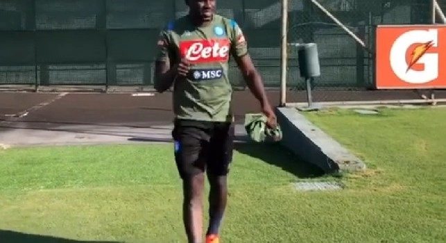 Welcome back!, il Napoli abbraccia Koulibaly: in campo per il primo allenamento [VIDEO]