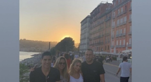 Relax sul lungomare, Ospina torna a respirare la città di Napoli con la sua Jessica [FOTO]