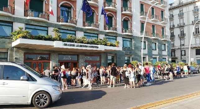 Bagno di folla all'Hotel Vesuvio, ma non è per Lozano: atteso un famoso attore [VIDEO]