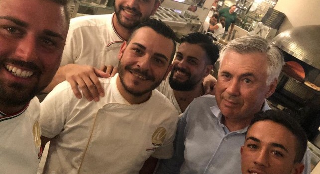 Ancelotti si gode la pizza napoletana: serata da 10 Diego Vitagliano [FOTO]