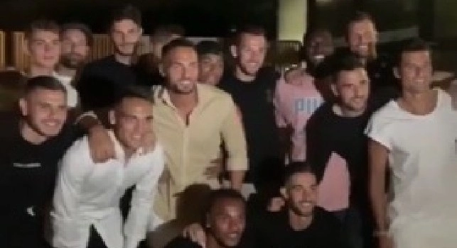 Icardi alla festa di compleanno di Lautaro, Wanda manda un altro segnale alla società: “Inter chicos” [FOTO]