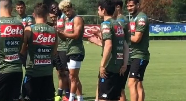 Lozano già in gruppo: applausi degli azzurri all'arrivo per il primo allenamento col Napoli [VIDEO]