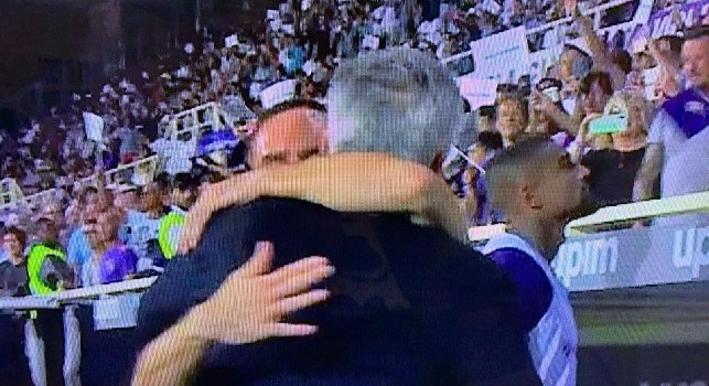 Carlo Ancelotti ritrova Franck Ribery: i due si salutano calorosamente prima del fischio d'inizio [FOTO]