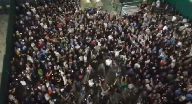 Senza riposar!, il coro dei tifosi del Napoli lanciato nel prepartita contro la Fiorentina [VIDEO]