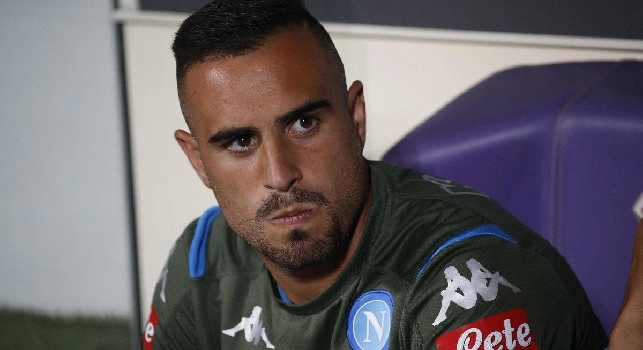 Maksimovic battibecca con il guardalinee durante il riscaldamento: cartellino rosso per il difensore azzurro