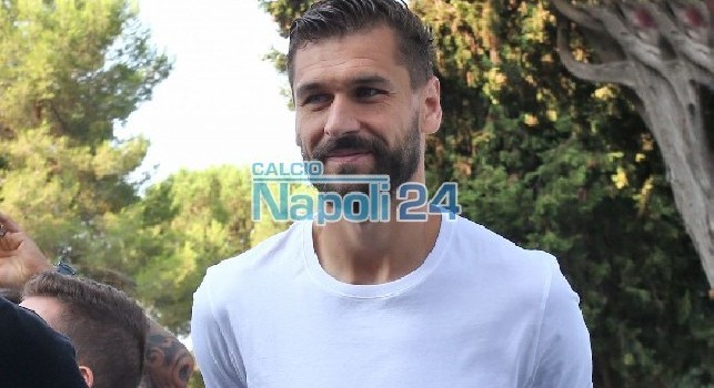 Llorente invaso dai tifosi all'esterno di Villa Stuart: selfie e sorrisi con i supporters più piccoli [VIDEO]
