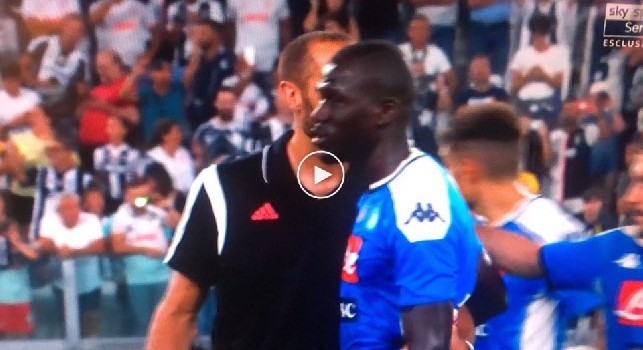 Sfortuna Koulibaly contro la Juve, Chiellini a fine gara rincuora il centrale azzurro [VIDEO]