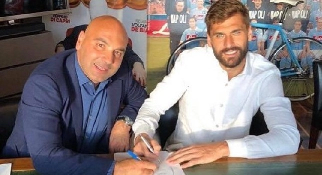 Llorente e gli agenti nella sede della Filmauro, le immagini della firma sul contratto con Trimboli [FOTO]