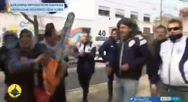 Gimnasia La Plata pazzo di Maradona, un tifoso scende in strada brandendo una motosega [FOTO]