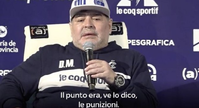 Gimnasia La Plata, Maradona canta in conferenza dopo la vittoria: Oh le le, oh la la, Diego è del Lobo [VIDEO]