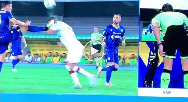 Hellas Verona-Milan, Stepinski espulso per un calcio a Musacchio: decisivo il Var [VIDEO]