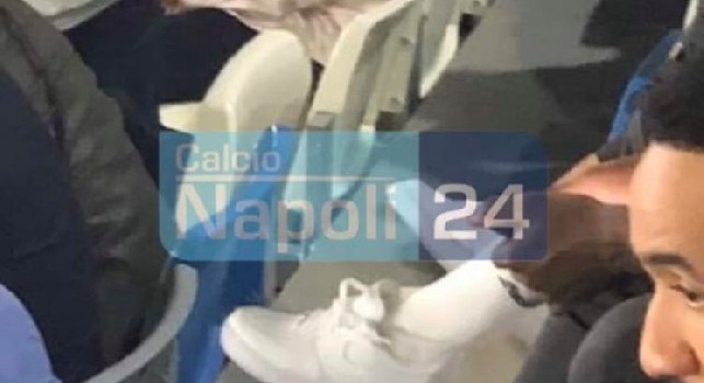 San Paolo, giocatori della Primavera del Liverpool beccati in tribuna coi piedi sui nuovi sediolini [FOTO CN24]