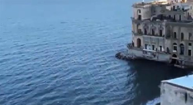 Lady Lozano ed il panorama mozzafiato di Napoli: Amore [VIDEO]
