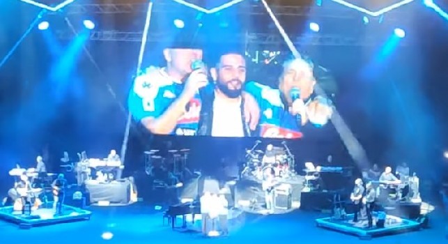 Insigne show, canta a squarciagola Quel ragazzo della Curva B con Nino D'Angelo e Gigi D'Alessio [VIDEO]