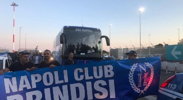 Il club Napoli Brindisi accoglie la squadra tra cori, striscioni e bandiere [FOTO e VIDEO]