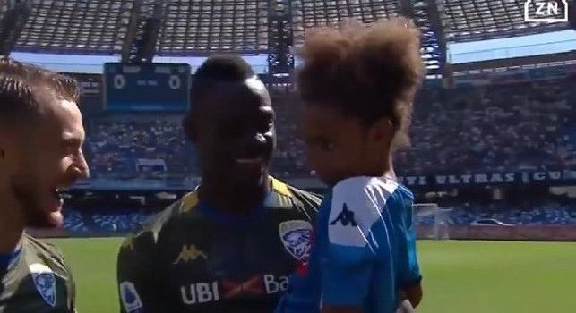 Balotelli papà d'oro: entra in campo con la figlia Pia in braccio [VIDEO]