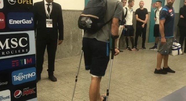 Infortunio Maksimovic, il difensore lascia il San Paolo in stampelle [FOTO]
