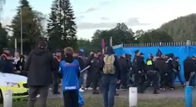 Genk-Napoli, tifosi azzurri <i>scortati</i> dalla polizia locale all'esterno dello stadio [VIDEO CN24]