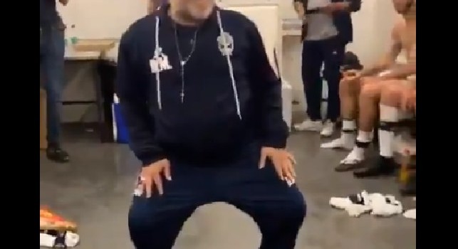 Maradona scatenato dopo il primo successo del suo Gimnasia: il Pibe balla negli spogliatoi [VIDEO]