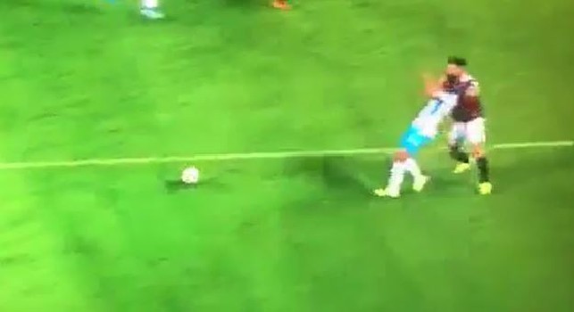 Torino-Napoli 0-0, Izzo cintura platealmente Ghoulam: il rigore poteva starci! [VIDEO]