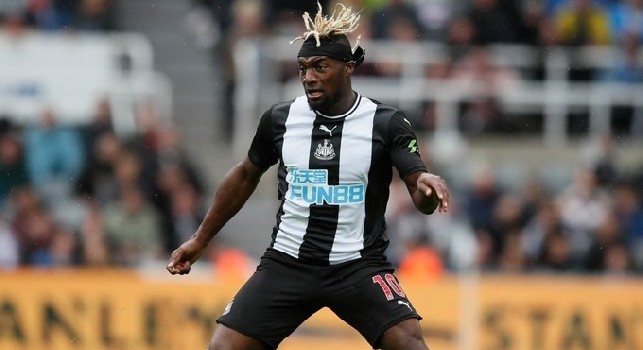 Newcastle, la griffe della fascia di Saint-Maximin crea problemi in Premier League: multa per il calciatore!