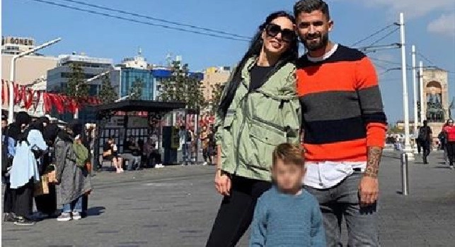 Hysaj ad Istanbul si gode il relax con la sua famiglia [FOTO]