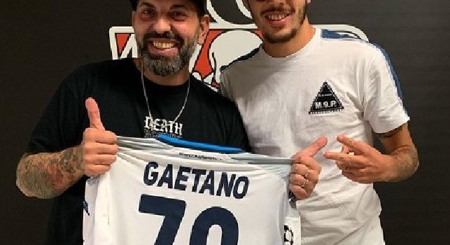 Anche Gaetano dal noto tatuatore Enzo Brandi: lo scatto sui social [FOTO]