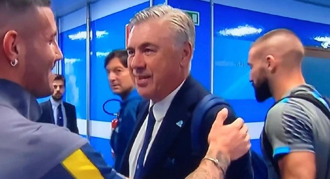 Tutino torna a Napoli, abbraccio e saluti negli spogliatoi con Ancelotti e staff azzurro [VIDEO]