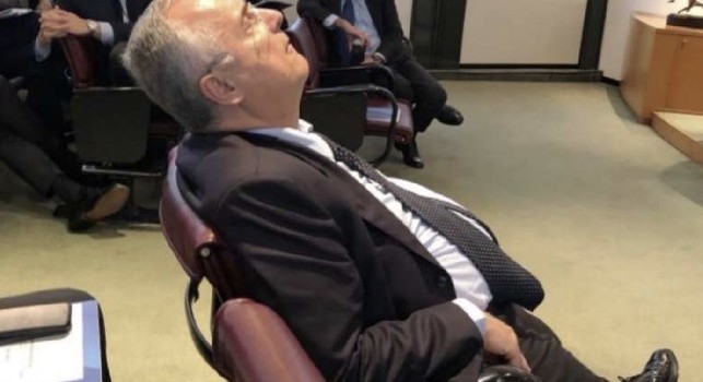 Clamoroso Lotito, si è addormentato durante l'assemblea di Lega [FOTO]