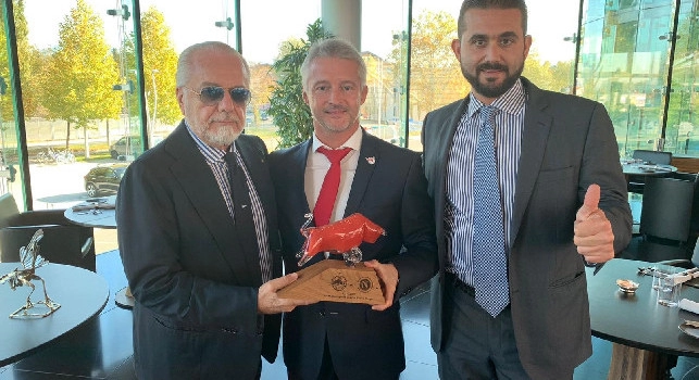 Termina il pranzo UEFA, ecco il regalo del Red Bull Salisburgo a De Laurentiis [FOTO]