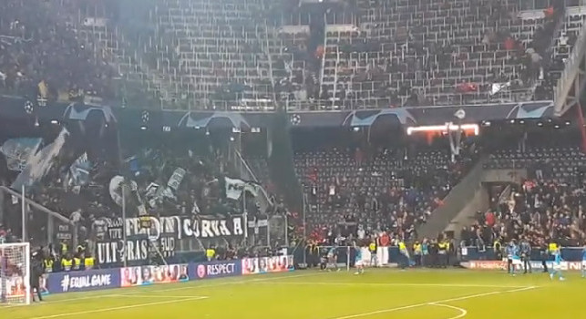 I giocatori del Napoli festeggiano la vittoria sotto la Curva, cori e bandiere azzurre alla Red Bull Arena [VIDEO]