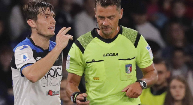 Napoli-Atalanta, Tonelli regala il pallone all'arbitro come uomo partita! [VIDEO]