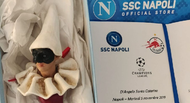 La dirigenza del Napoli ha regalato alla delegazione del Salisburgo un corno portafortuna del maestro Ferrigno [FOTO]