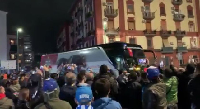 Il Salisburgo arriva al San Paolo: tanti tifosi azzurri presenti, bordata di fischi per gli austriaci [VIDEO CN24]