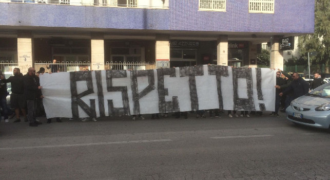 Contestazione Ultras Napoli contro la squadra finita, striscione al San Paolo: Mercenari, ci avete rotto il ca**o! Rispetto! Lancio di petardi nello stadio [FOTO & VIDEO CN24]