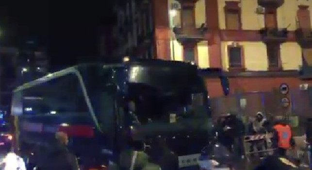 Il Genoa è arrivato al San Paolo: pochissimi tifosi azzurri ad accoglierli, silenzio surreale [VIDEO CN24]