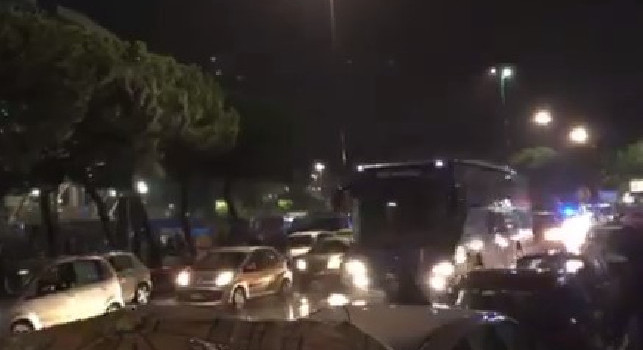 Vergognatevi!, il bus del Napoli accolto da fischi ed insulti: clima infuocato a Fuorigrotta [VIDEO CN24]