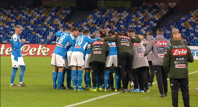 Napoli-Genoa, abbraccio di gruppo prima del fischio d'inizio: Insigne chiama tutti i calciatori  [FOTO]