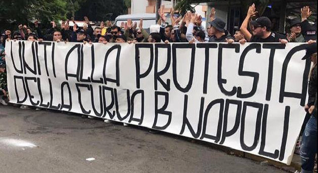 Palermo, la curva nord si schiera con i tifosi del Napoli: Uniti alla protesta della curva B [FOTO]