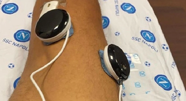 Malcuit alle prese con la terapia al ginocchio [FOTO E VIDEO]